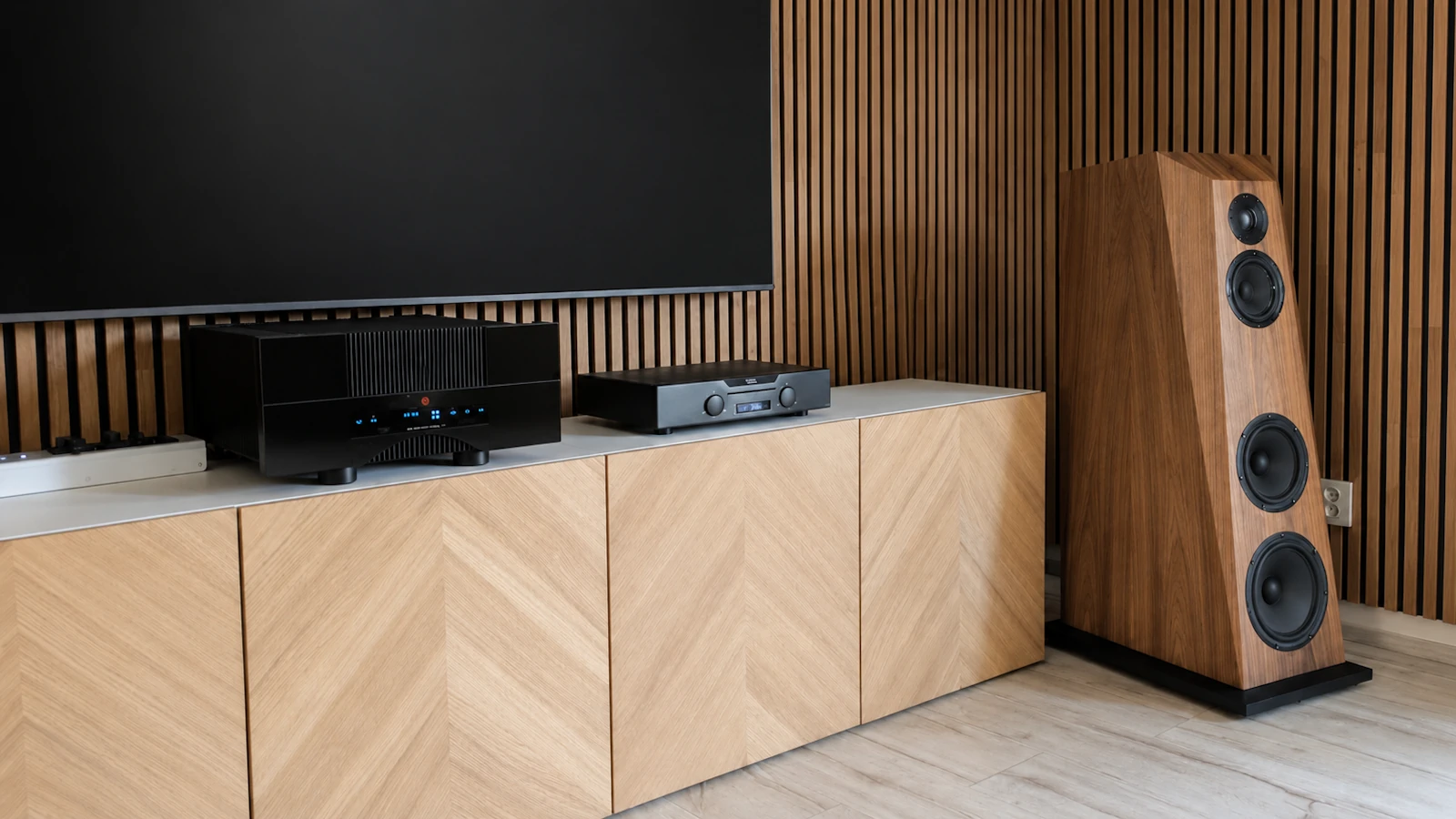 High-End stereo sestava v interiéru s dřevěnými akustickými lamelami v Mladé Boleslavi